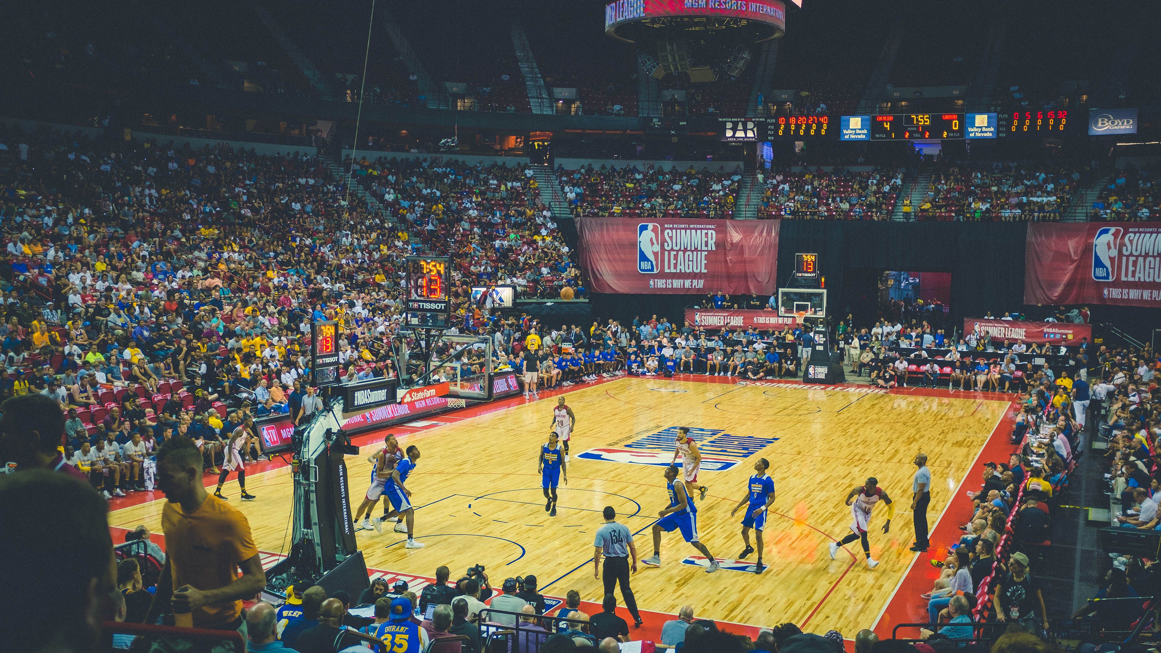 开云体育登录-39岁传奇夜！詹姆斯主场屠鹰创神迹，骑士嘘声化作致敬掌声